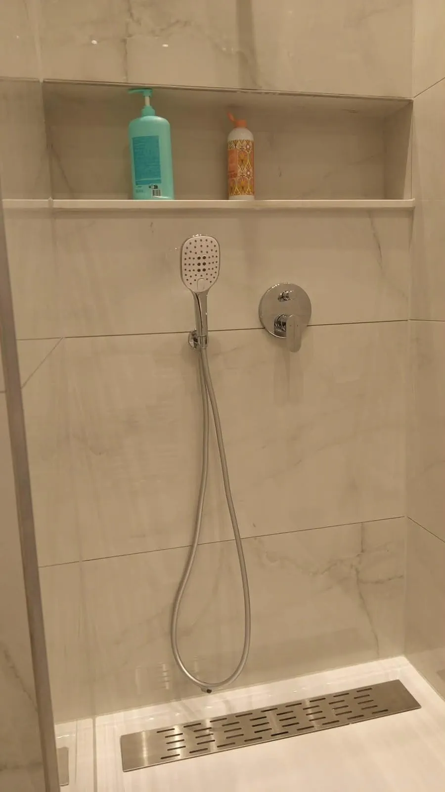 Gereinigte Dusche mit Ablagenische und Edelstahlrinne