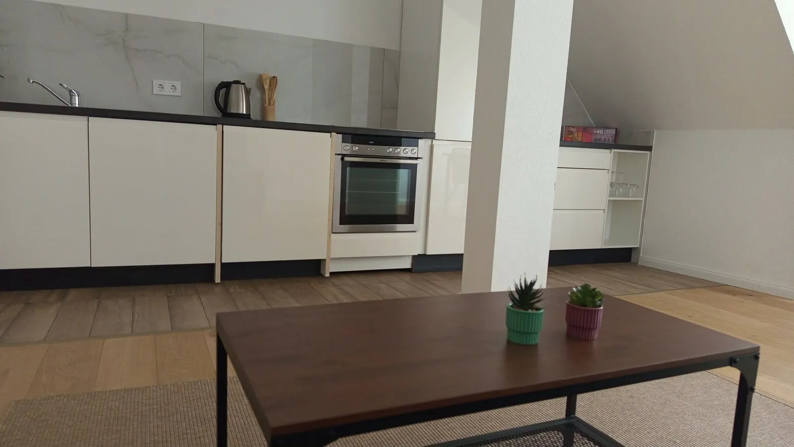 Offene Küche mit Wohnbereich in einer Ferienwohnung