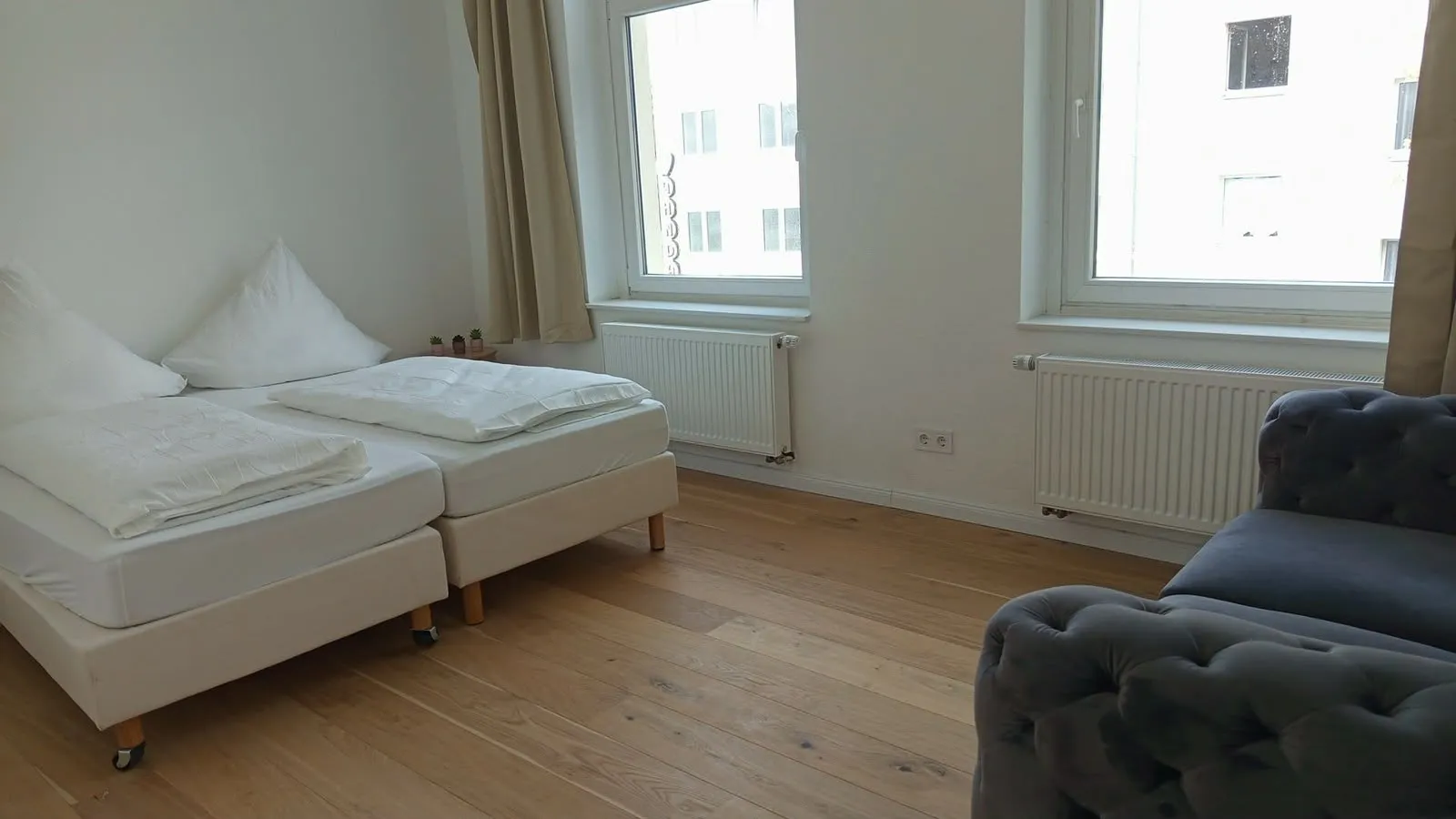 Ferienwohnung mit Doppelbett und Sofa, bereit für die nächsten Gäste