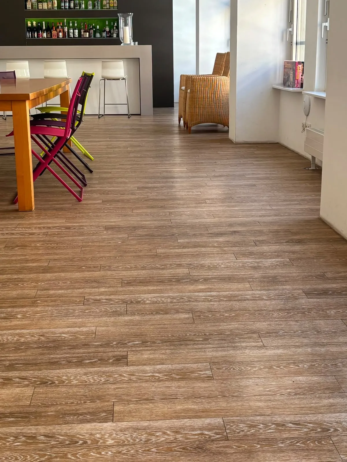 Büro mit Loungebereich, Theke und frisch gewischtem Holzboden