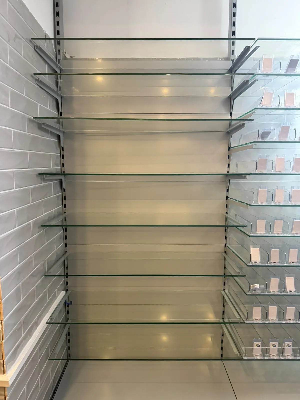 Nachher: streifenfrei gereinigte Glasregale an der Wand