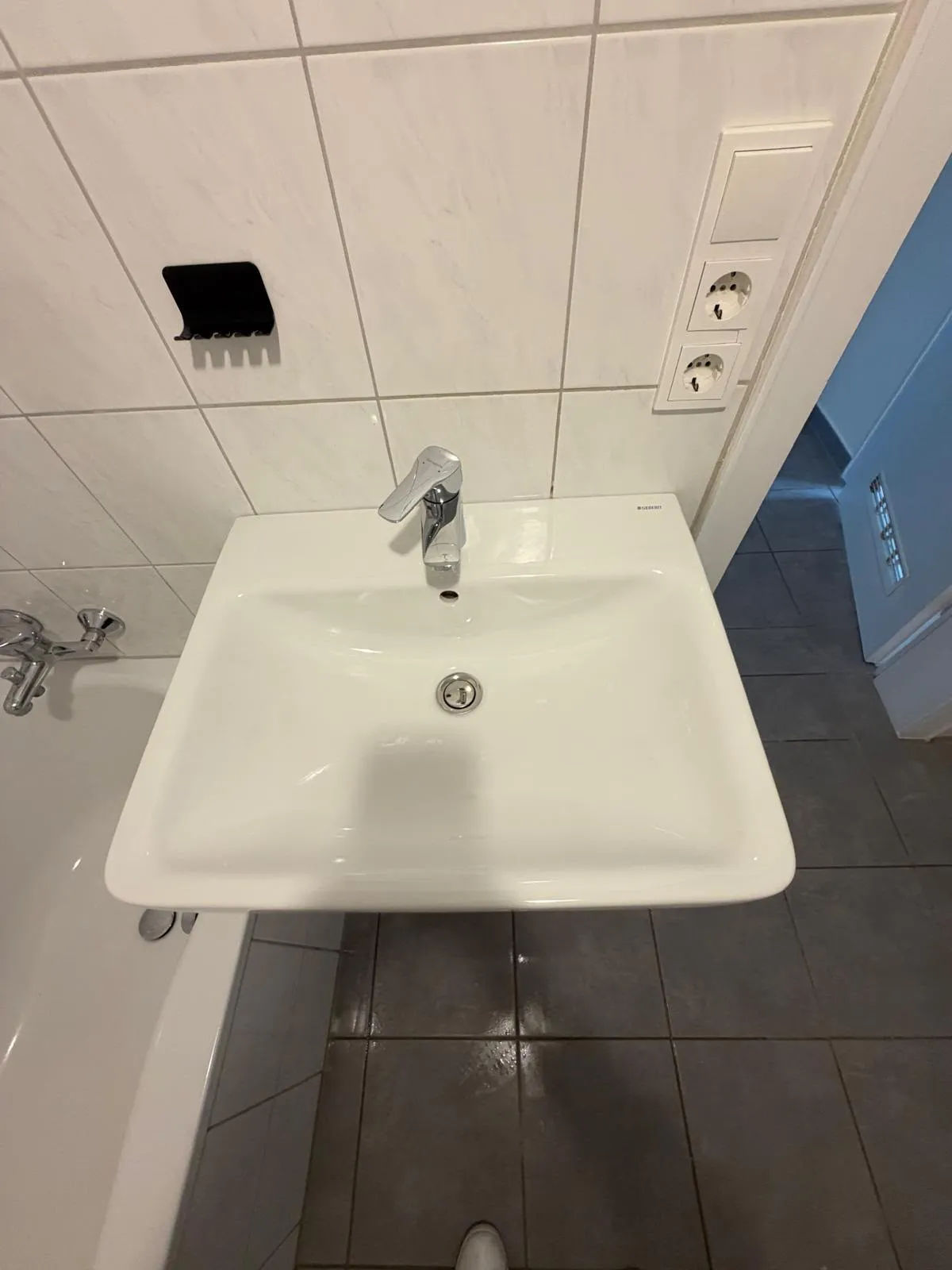 Blitzblankes Waschbecken mit Armatur im Detail