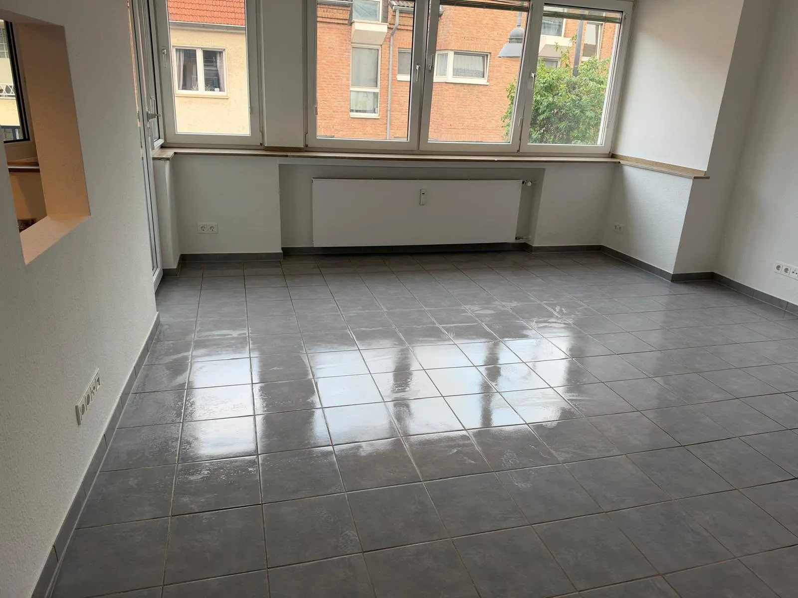 Frisch gereinigter, glänzender Fliesenboden in einer leeren Wohnung